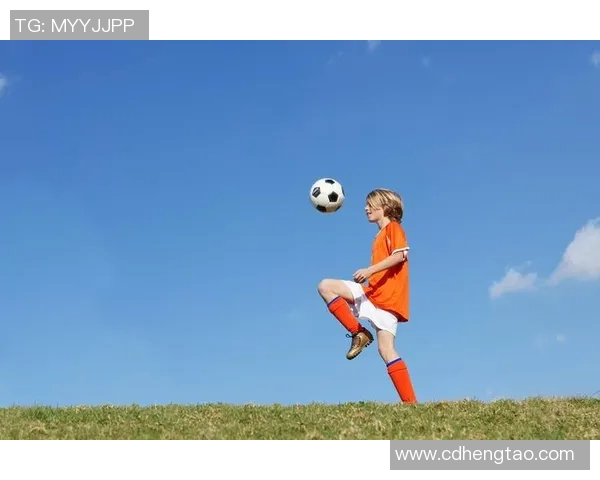 运动男孩与米竞技的较量谁能在赛场上笑到最后